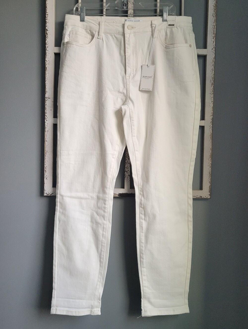 NWT JUDY BLUE Boyfriend Fit, High-rise, Straight Leg Jeans in White, Size 15/32 - Picture 2 of 8